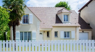 Média réf. 265 (106/110): Maisons E.R.M.I. : photo d'une maison individuelle sur mesure